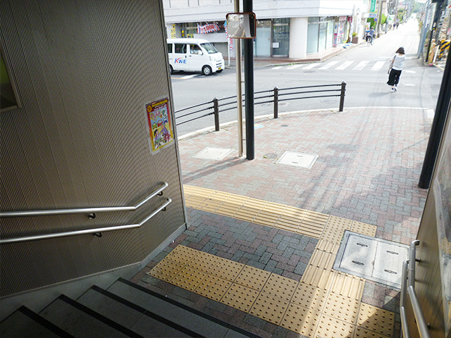 矢川駅階段下